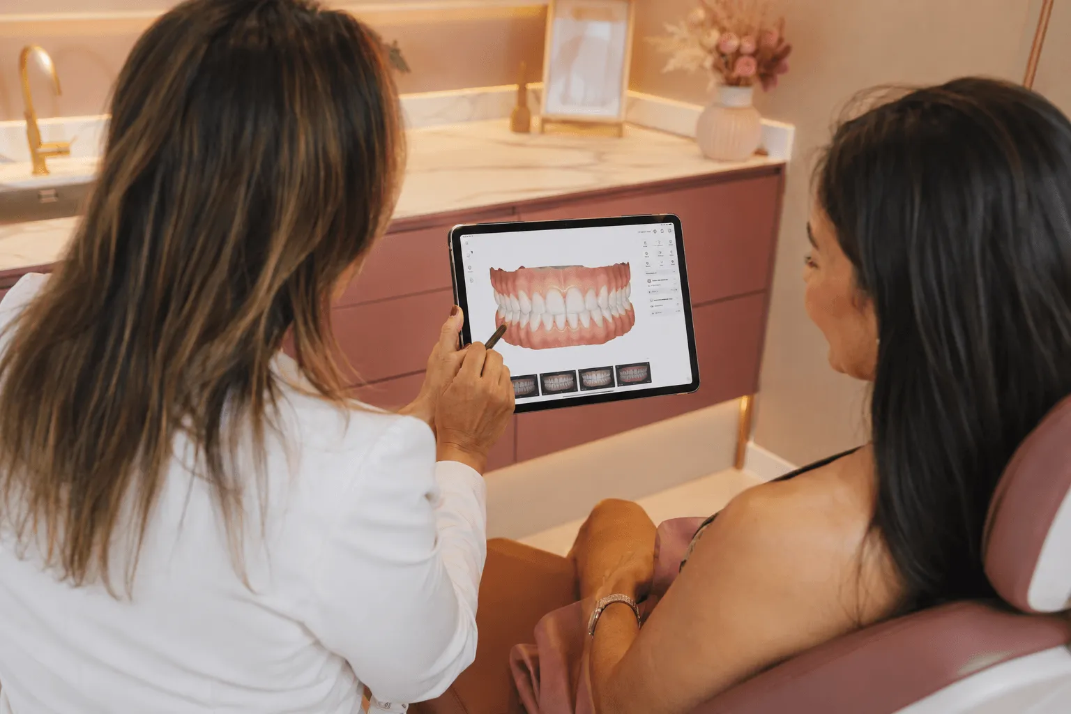 Tela com simulação digital do sorriso planejado em software DSD