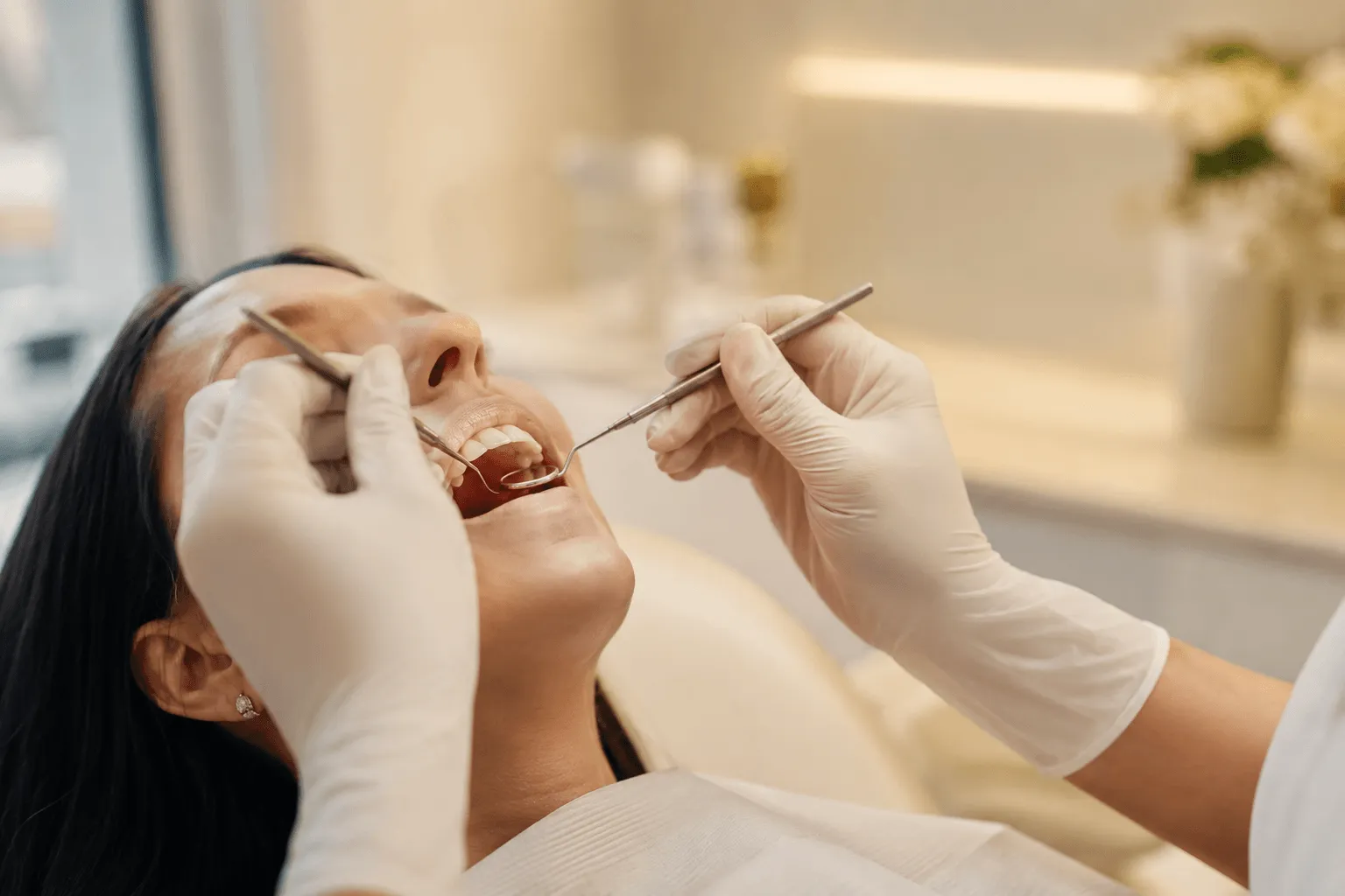 Profissional realizando preparo dental com instrumentos de precisão